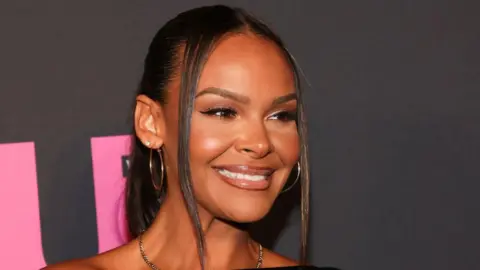 Getty Images Samantha Mumba has long, dark hair and brown eyes and is smiling at an awards ceremony 