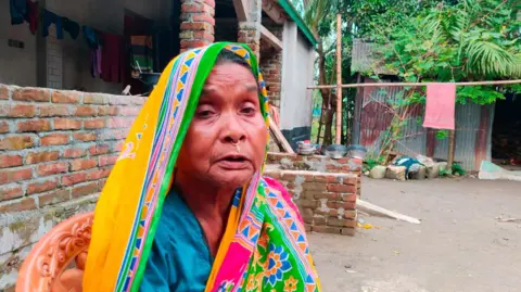 Alahi Sgagria Nazim/BBC Maleka Khatun has temporarily been given shelter by a family in Bangladesh but says she doesn't know anyone there