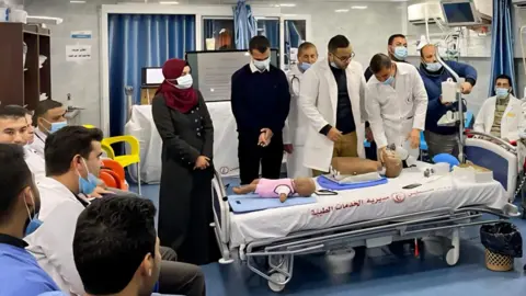 HANDOUT Medical students train with plastic dummies.